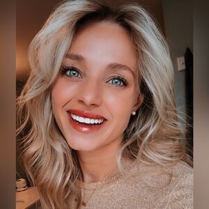 Meet your Posher, Hilary